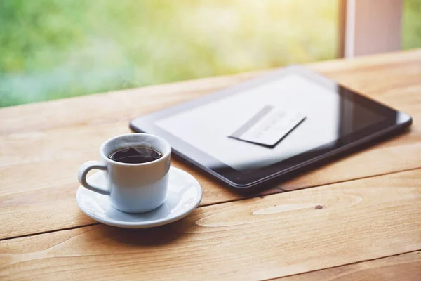 Taza Café Tableta Digital Con Tarjeta Crédito Compras Línea Pago —  Fotos de Stock