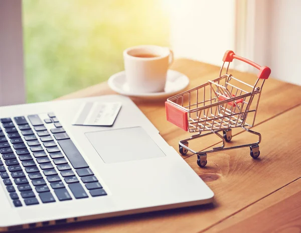 Portátil Con Tarjeta Crédito Carro Como Símbolo Compras Línea Pago — Foto de Stock