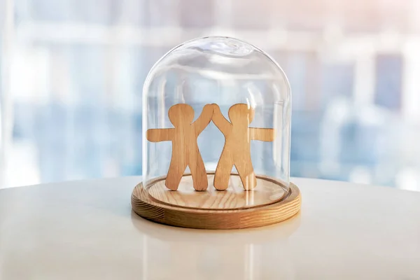 Drewniani Ludzie Pod Szklaną Czapką Symbol Utrzymywania Przyjaźni Utrzymywanie Lub — Zdjęcie stockowe