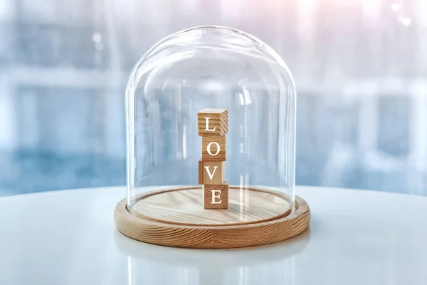 Träkuber Med Kärleksbrev Glasmössa Symbol För Att Behålla Kärleken Spara Stockbild
