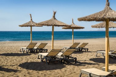 Sandalye ve şemsiye Kum Plajı'nda