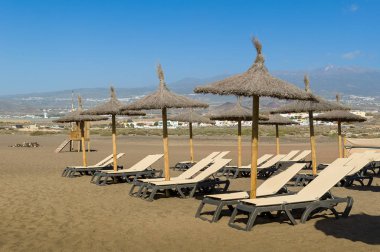 Sandalye ve şemsiye Kum Plajı'nda