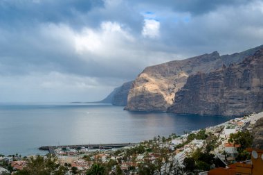 Los Gigantes Körfezi