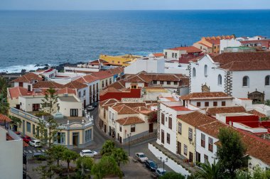 Eski Garachico şehir kırmızı çatılar ve tarihi sokaklar.