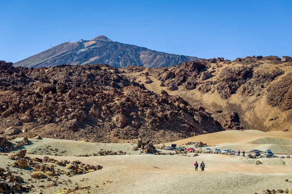 Turisti che camminano nel deserto vulcanico dell'isola di Tenerife — Foto Stock