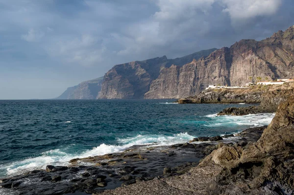 Los Gigantes klippor Visa från piscina naturale på Puerto Santiago — Stockfoto