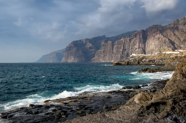 Rochas Los Gigantes vista da piscina naturale em Puerto Santiago — Fotografia de Stock