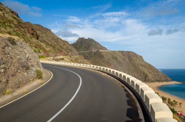 Dağ yolundan Tenerife adasının kuzey popüler Teresitas Beach'te yukarıda