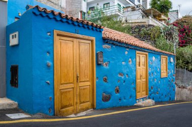 Tenerife Adası Köyü'nde parlak mavi eski ev