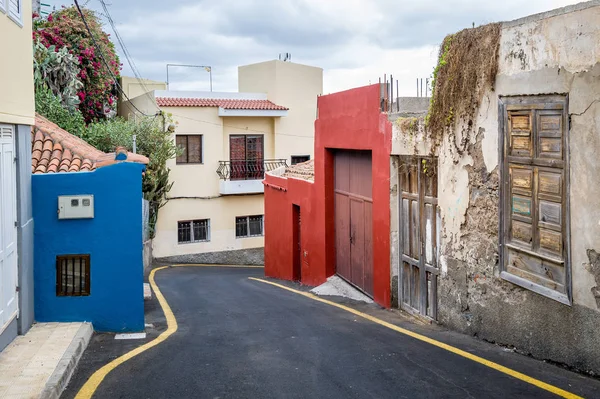 Típico de Canarias pequeña calle del pueblo con casas antiguas . — Foto de Stock