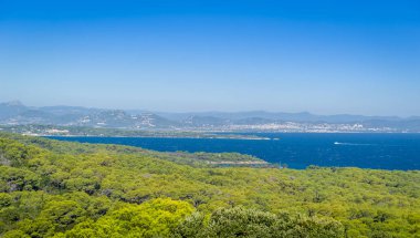Porquerolles Adası ve Fransa kıyıları ufukta