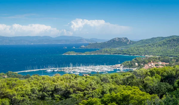 Porquerolles Adası ve marina manzaralı — Stok fotoğraf