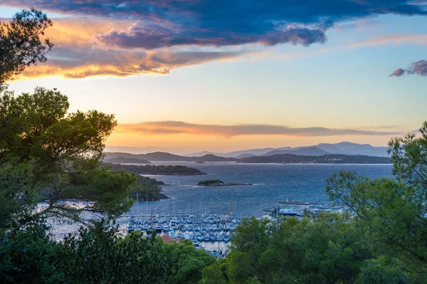 Porquerolles Island, manzara kale bakış açısıyla alacakaranlık peyzaj. — Stok fotoğraf