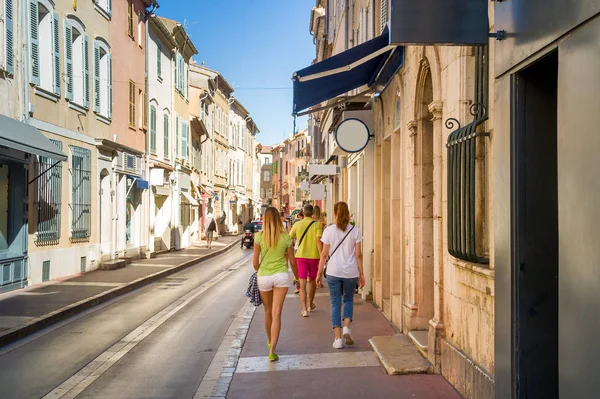 Toeristen wandelen door de straten van Saint-Tropez oude stad — Stockfoto
