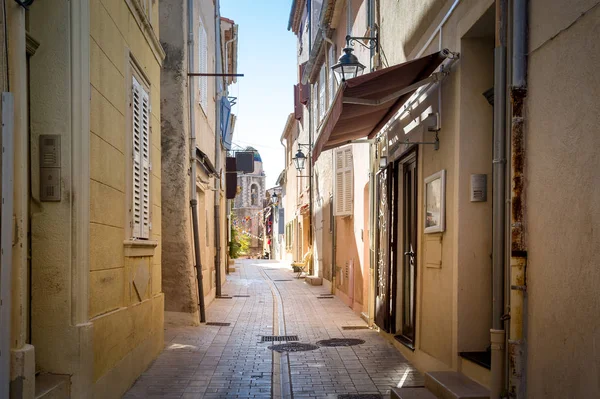 Smalle straatjes van Saint-Tropez oude stad — Stockfoto