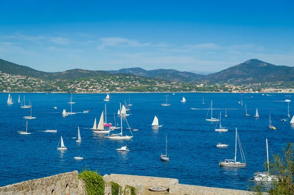 Saint-Tropez körfezinde yelkenli tekneleri — Stok fotoğraf