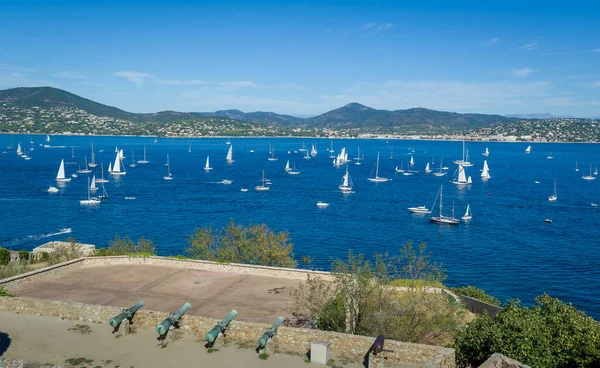 Saint-Tropez kalesinin duvarında top mermileri ve denizde bir sürü yat. — Stok fotoğraf