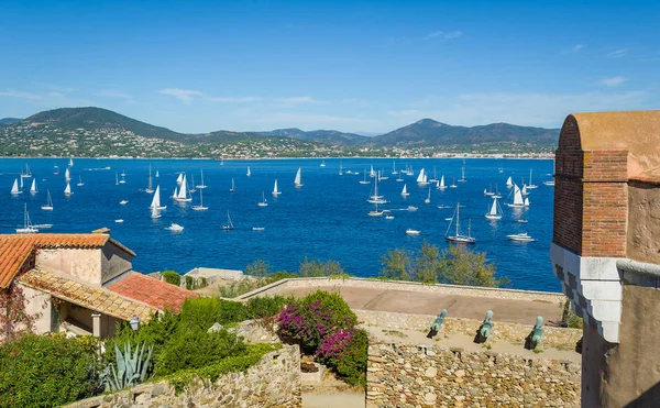 Saint-Tropez kasabasının üzerindeki eski kaledeki deniz müzesi ve liman manzarası. — Stok fotoğraf