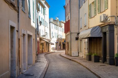 Saint-Tropez şehir merkezinin eski sokakları.