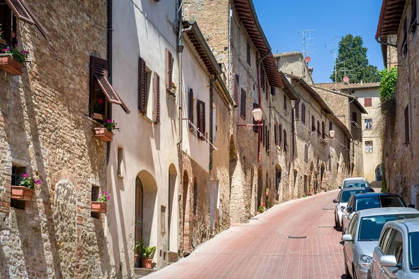 Uphill street leads to San Gimignano fortress — Stock fotografie