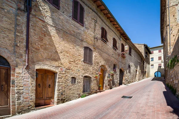 Empty narrow medieval street of San Gimignano — Stock Photo, Image