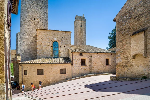 Tourists walking at San Gimignano - mediewal town of towers — 스톡 사진