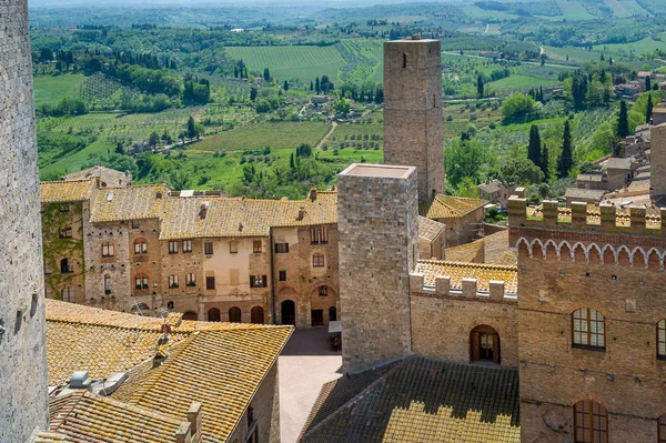 Ancient fortress walls and towers of San Gimignano fortress — Foto Stock