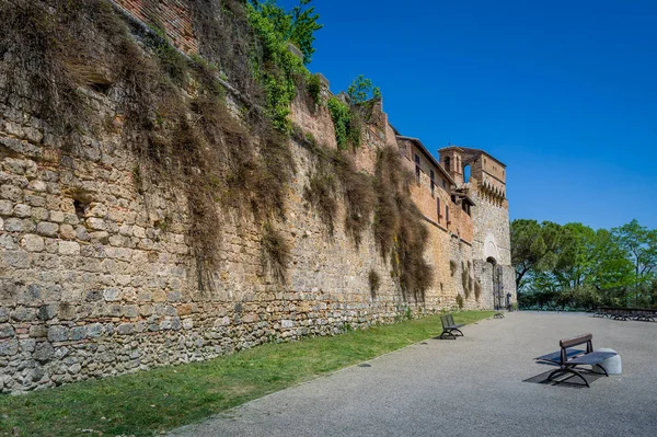 Entrance wall of San Gimignano medieval fortress. — Stock fotografie