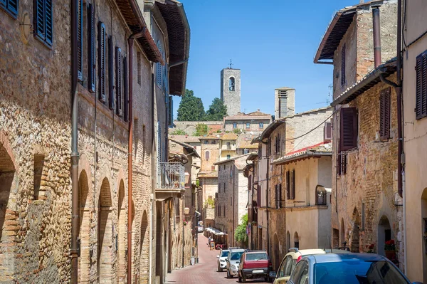 Narrow streets of San Gimignano old town lizenzfreie Stockfotos