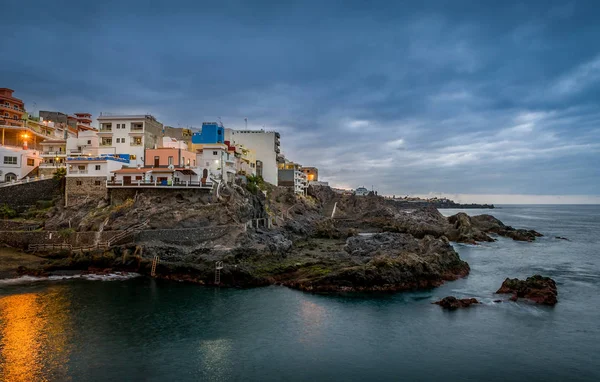 Nacht landschap van Puerto de Santiago rotsen Stockfoto