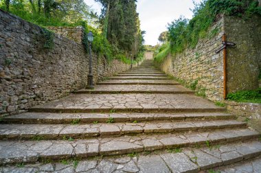 Volterra tarihi kent merkezine giderken