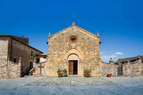 Monteriggioni old fortress church and square — 스톡 사진