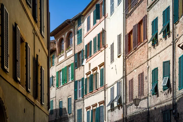 Siena typical street houses — Stockfoto