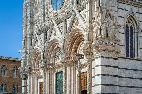 Vista cercana de los detalles del Duomo di Siena —  Fotos de Stock