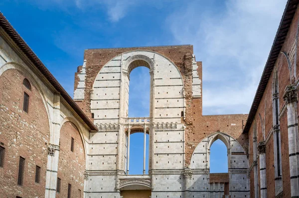 Piazza Jacopo di Quercia, Siena centro turistico — Foto Stock