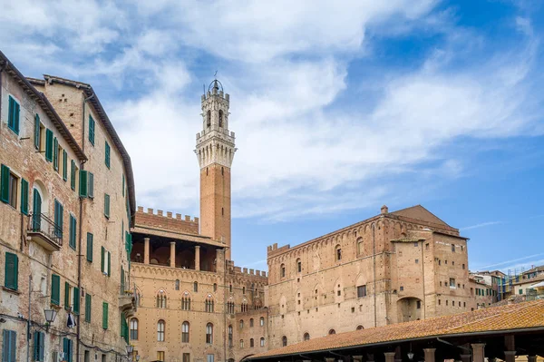 Siena Stadtturm und historische Gebäude — Stockfoto