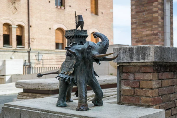 Statue of elephant at Siena old town — Stock Photo, Image