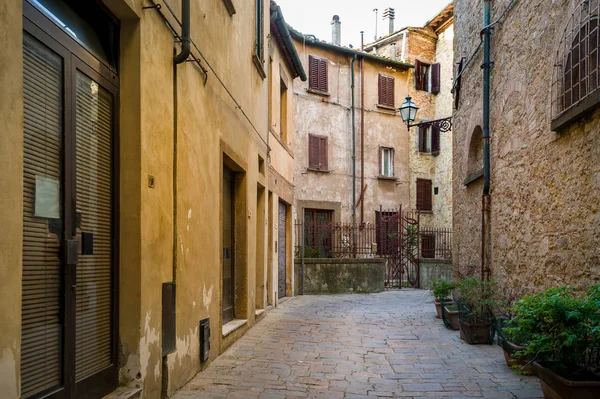 Narow streets of Volterra old town — Stock Photo, Image