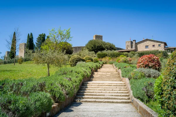 Steps to Monteriggioni fortress main gate lizenzfreie Stockfotos