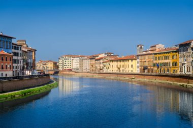 Pisa Merkezi Arno Nehri'nin sakin suları