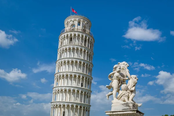 Pisa tornet och Putti Fountain sculpture — Stockfoto