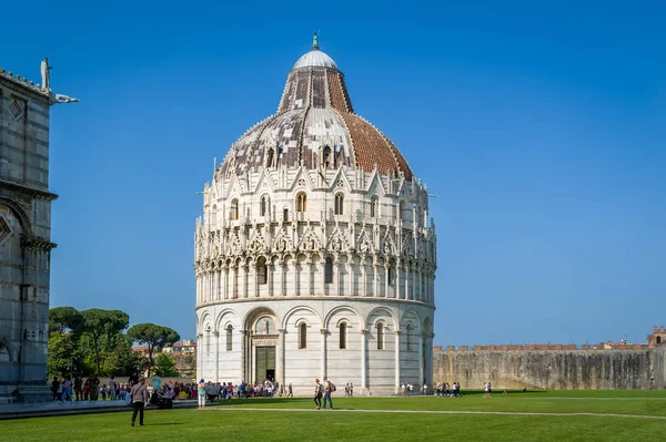 Historische toren van Pisa doopkapel mooi ingericht — Stockfoto