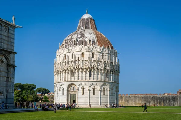 Toeristen bezoeken het Baptisterium van Pisa en de Duomo di Pisa — Stockfoto