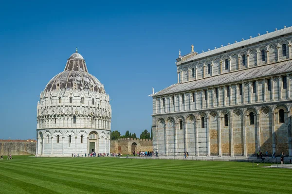 Gröna fält mellan Pisas baptisterium och Duomo i Pisa — Stockfoto