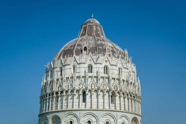 Baptisterium van Pisa decoratie weergave sluit — Stockfoto