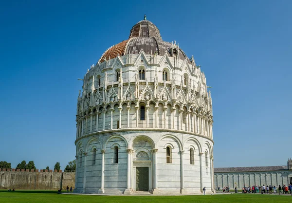 Pisa Baptisterio Torre Fondo Cielo Azul Toscana Provincia Italia —  Fotos de Stock