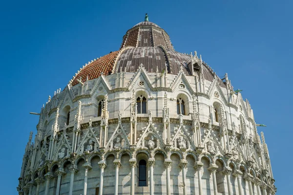 Baptisterium van Pisa bovenste secties sluit weergave — Stockfoto