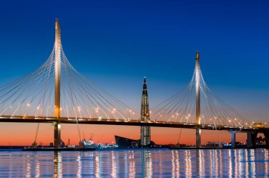 Neva nehir deltası ve ufukta gün batımı