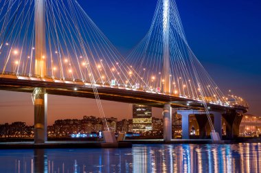 Saint-Petersburg yeni kablo köprü