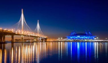 Neva deltasının Saint-Petersburg günbatımı panoraması
